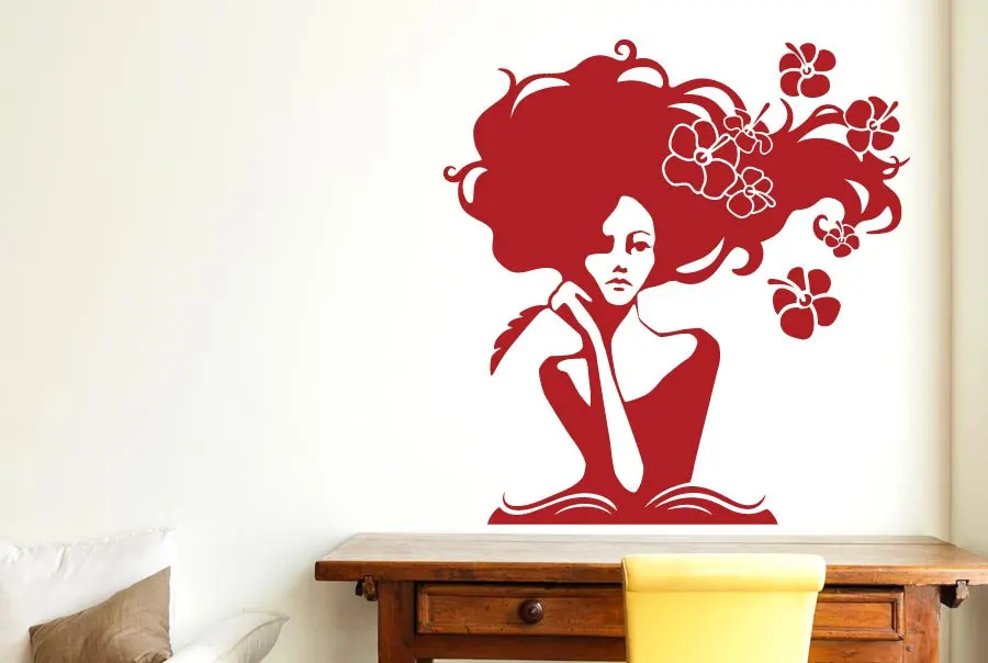 Рисунок девушки на стене в интерьере