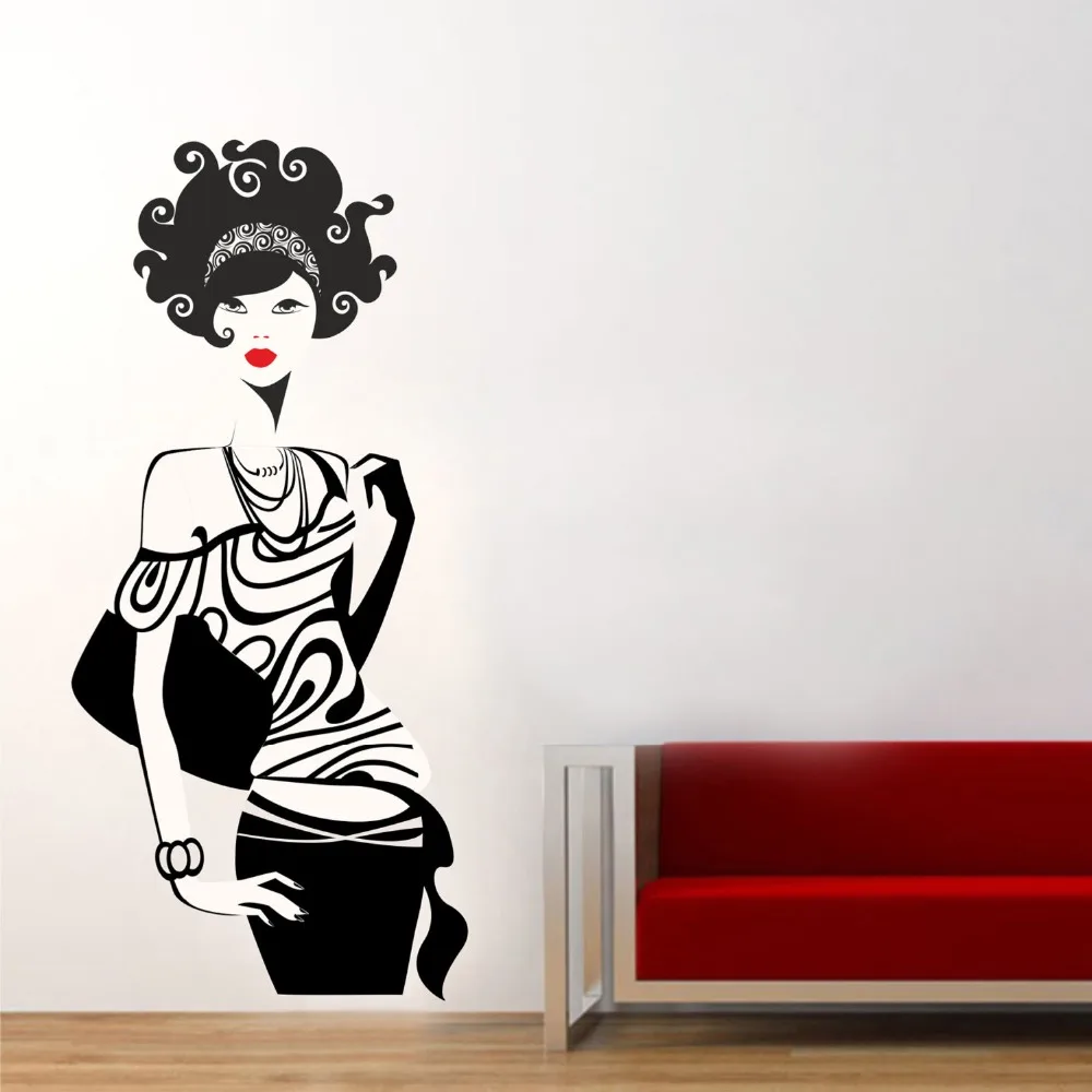 Рисунок девушки на стене в интерьере