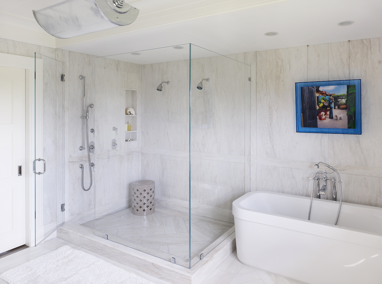 Белая ванная комната с душем