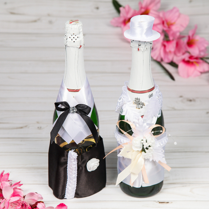 Свадебные бутылки шампанского. Свадебные бутылки. Декор шампанского на свадьбу. Украшение свадебного шампанского. Свадебные бутылки в атласной ленте.