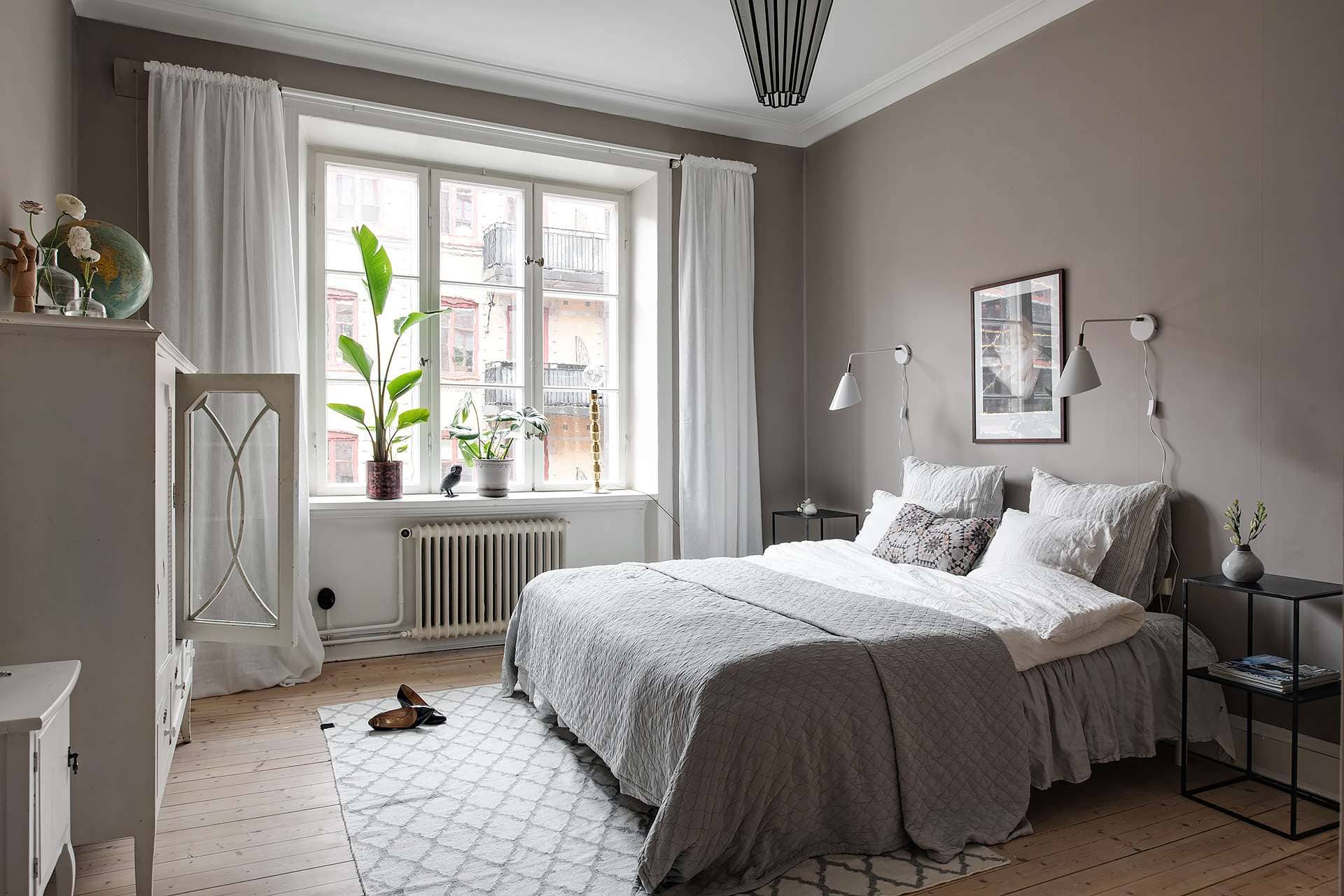 Спальня в сером цвете дизайн с белой мебелью