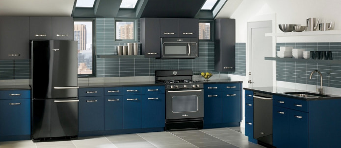верхние шкафы кухни в графитовом цвете с темно-синим фасадами