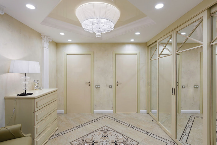 Бело-бежевый потолок