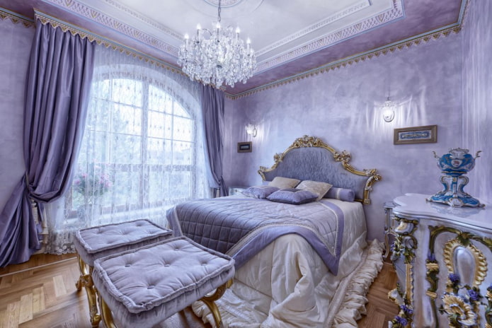 сиреневые портьеры в спальне в классическом стиле