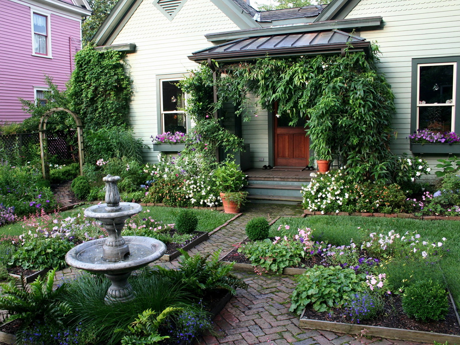 Дизайн палисадника перед домом: Как красиво посадить цветы в .