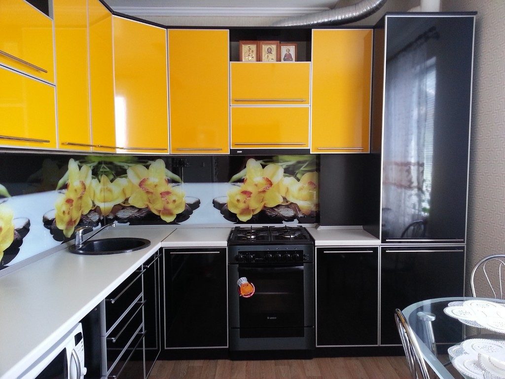Кухонный гарнитур с желтыми подвесными шкафами