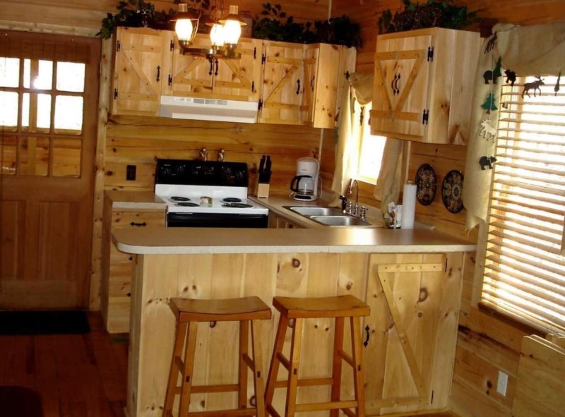 Кухонный гарнитур из сосны в дачном домике