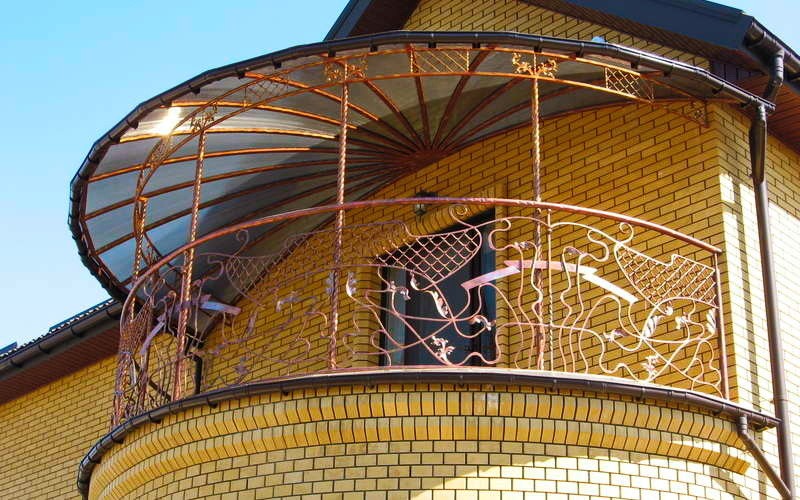 Балкон в частном доме с арочным козырьком
