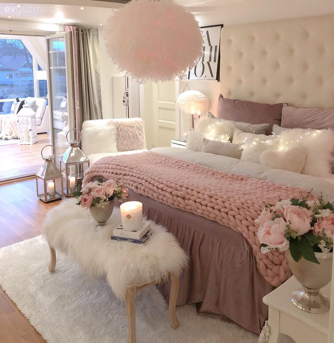 розовая кровать в интерьере спальни