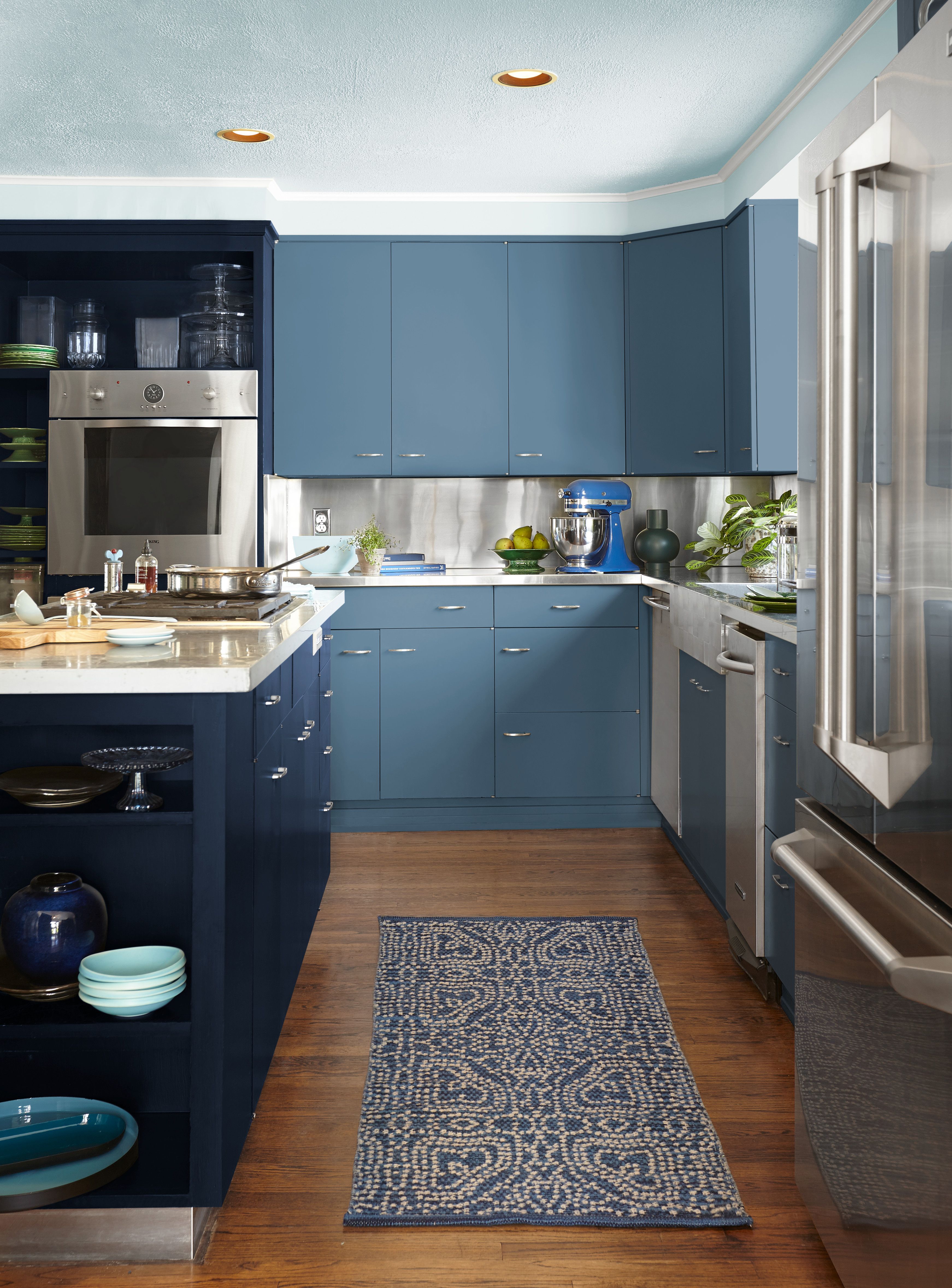 сочетание цветов в интерьере кухни синий и серый