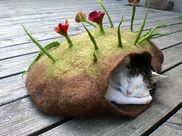 Украшение такого изделия тоже выглядит весьма оригинально.