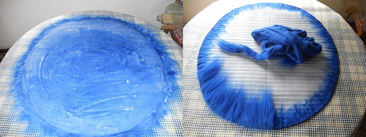 На стол стелют пупырчатую плёнку, на неё выкладывают шерсть в 3–4 слоя. Каждый слой перпендикулярен предыдущему.