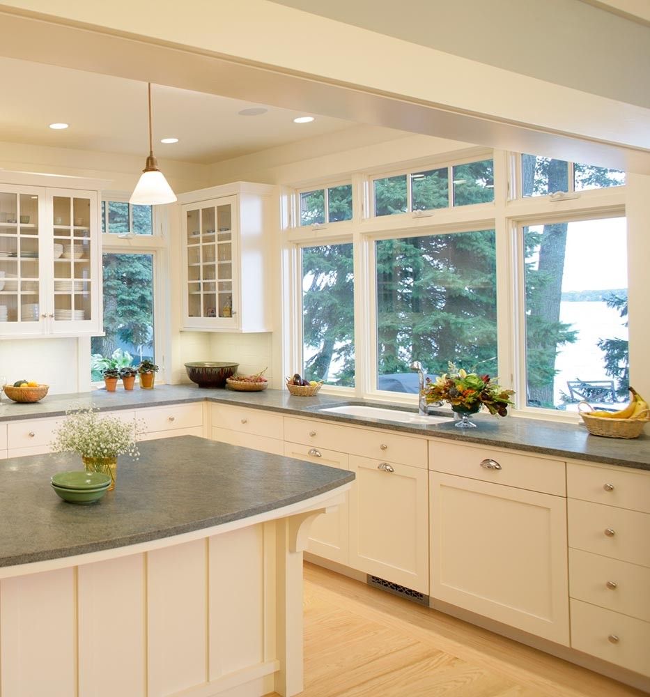 Фото кухонь в доме с окном фото