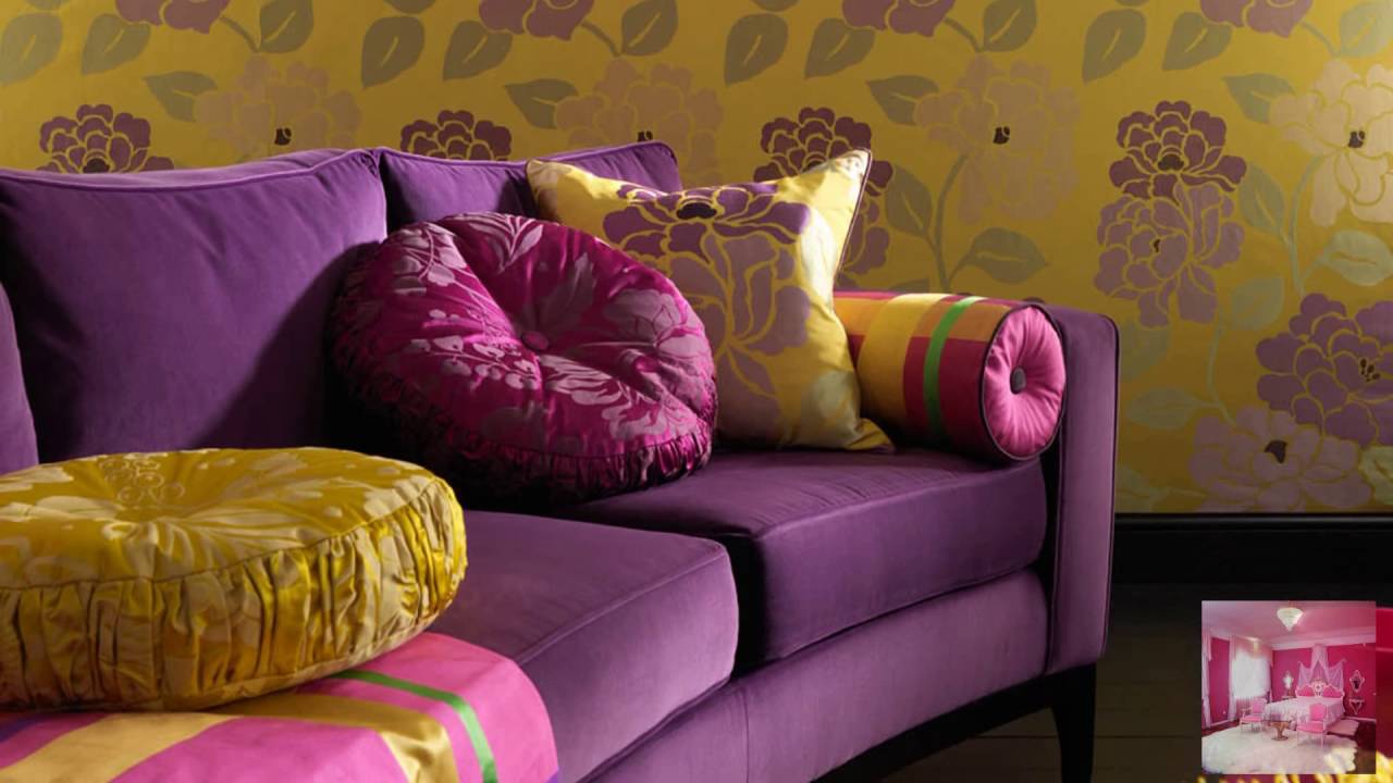 Фиолетово желтая игра. Фиолетовый и желтый в интерьере. Фиолетовый диван с подушками. Сочетание розового и желтого в интерьере. Фиолетовые подушки в интерьере.
