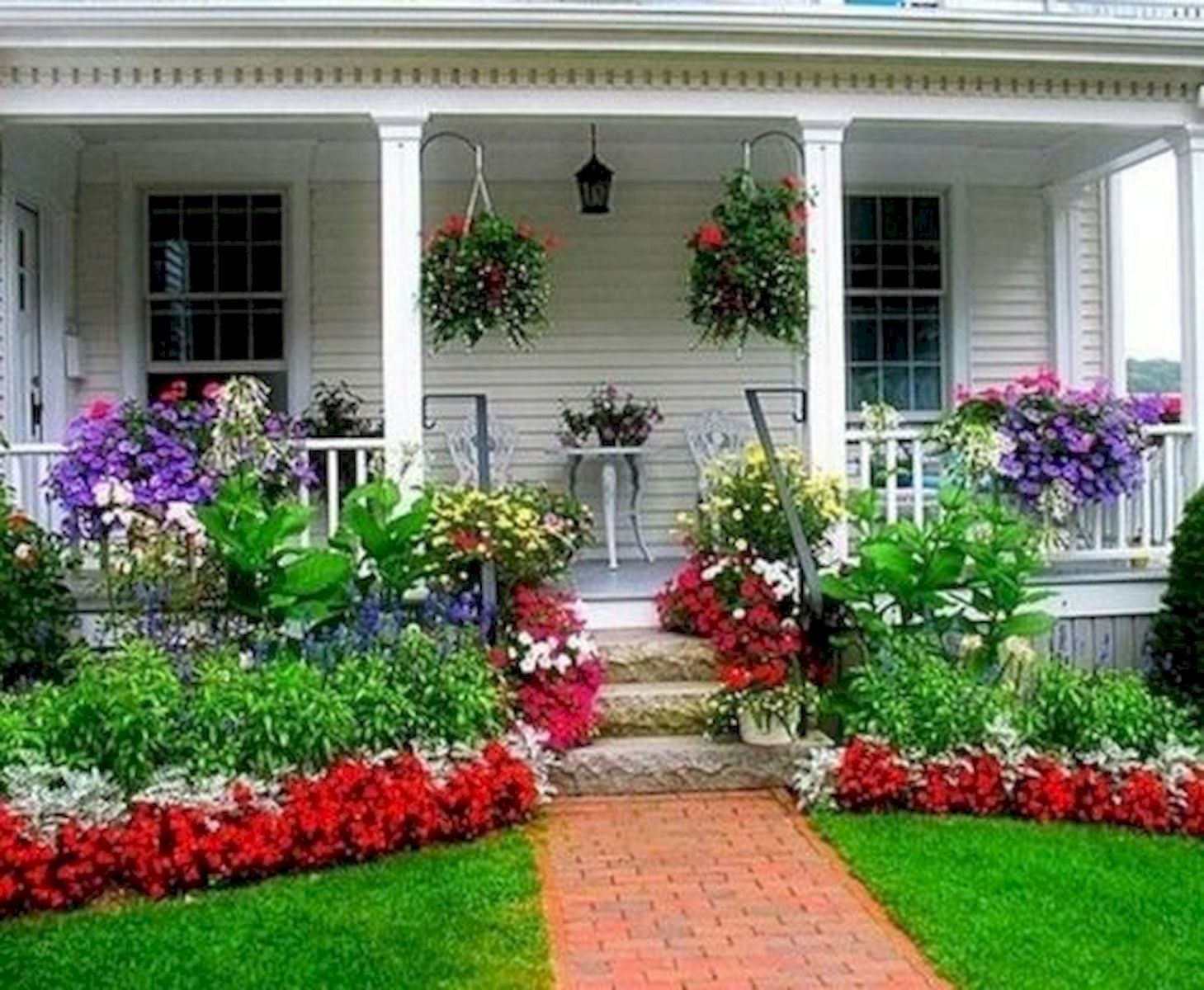 Фото клумбы с цветами возле дома. Цветники в палисадниках и садах. Палисадник Энфилд. Клумба Бабушкин палисадник. Палисадник петуньм.