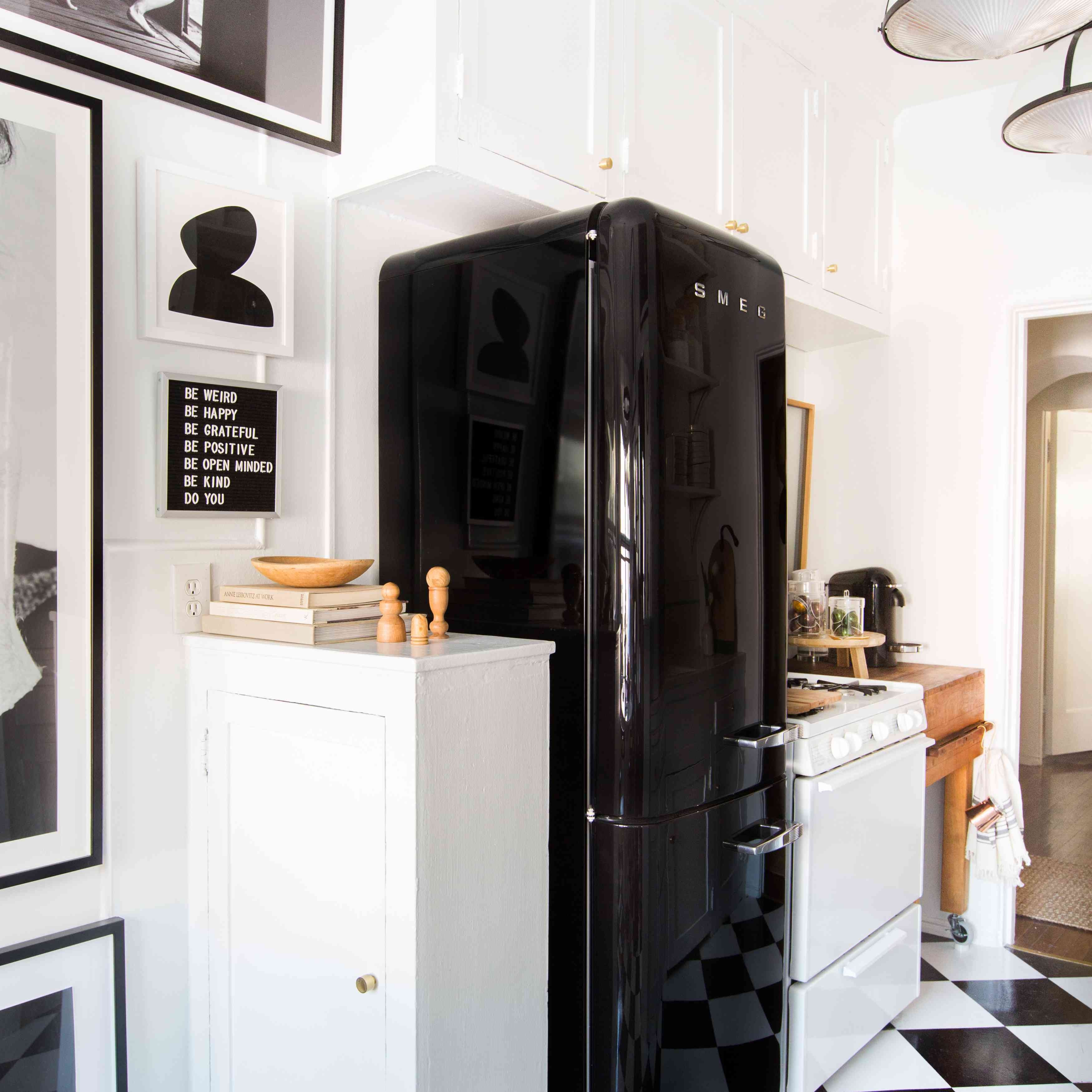 дизайн кухни с черным холодильником фото