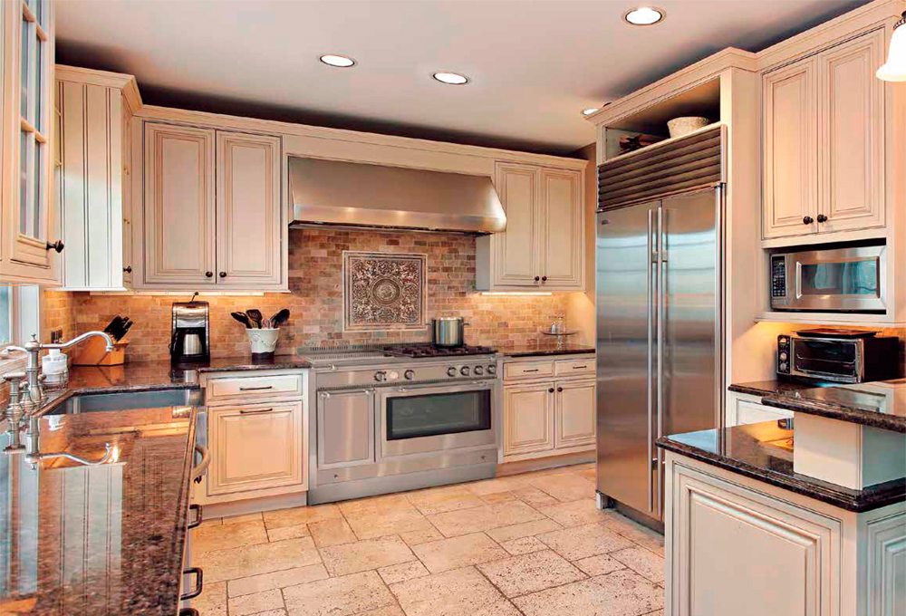 Бежевый холодильник на кухне интерьер фото