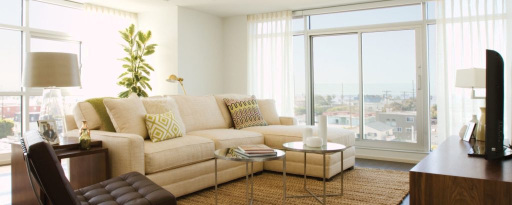 Угловой диван размещенный спинкой к окну