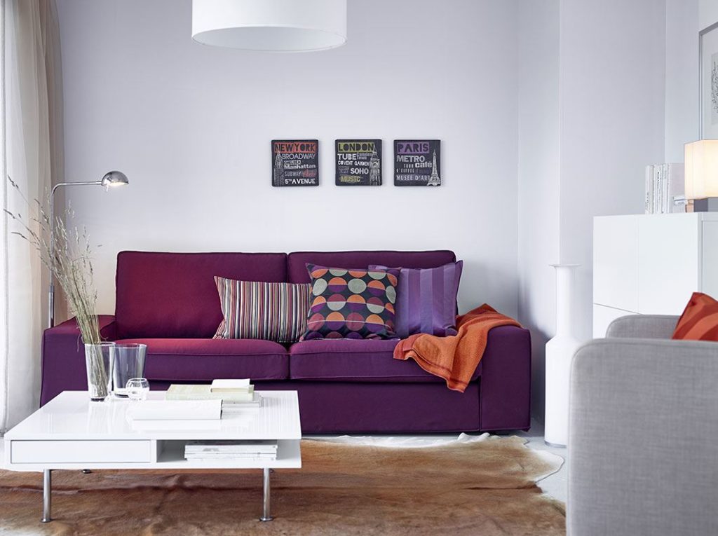 Небольшой фиолетовый диван у стены