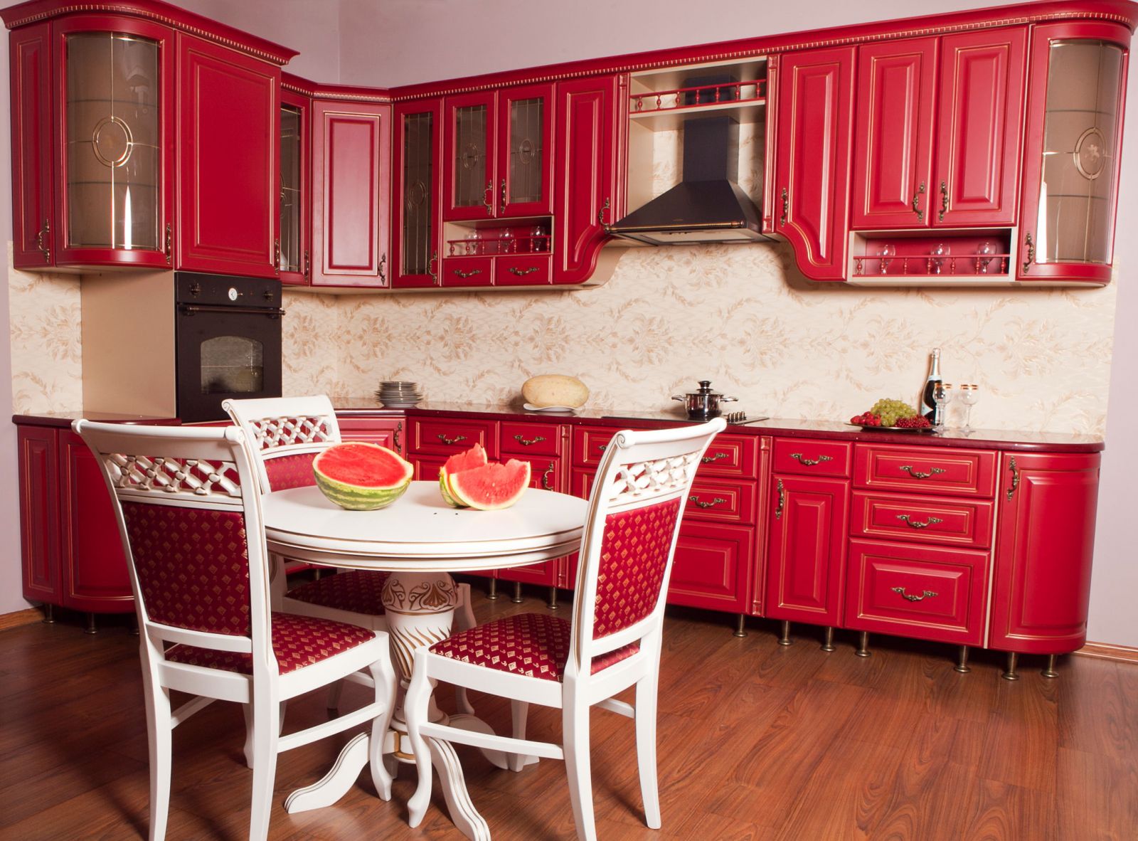 Лучшие кухни казань. Красные кухни. Красная кухонная мебель. Кухонный гарнитур красного цвета. Кухонный гарнитур бордового цвета.