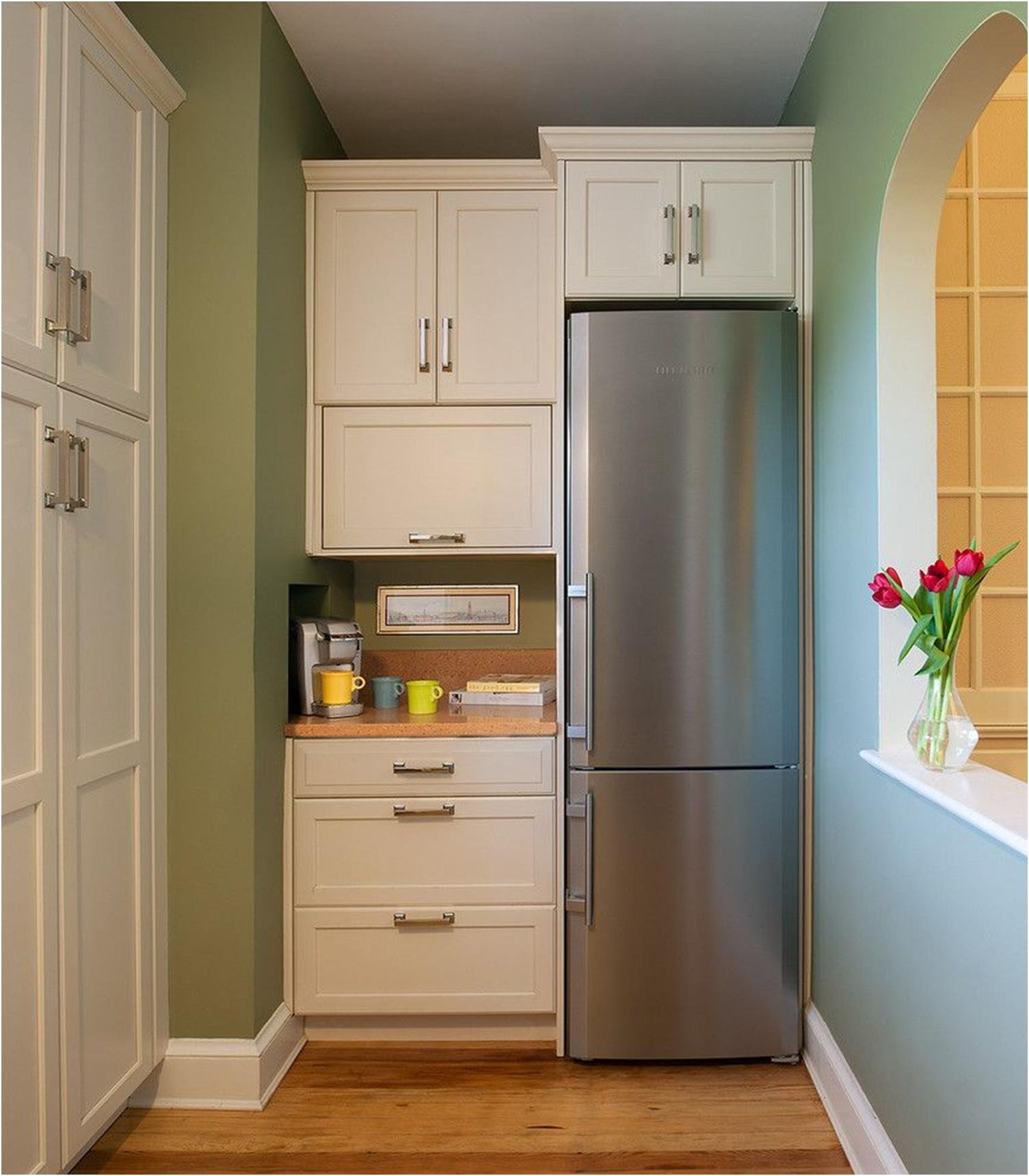Встроенный холодильник на кухне фото: кухня со встроенной техникой .