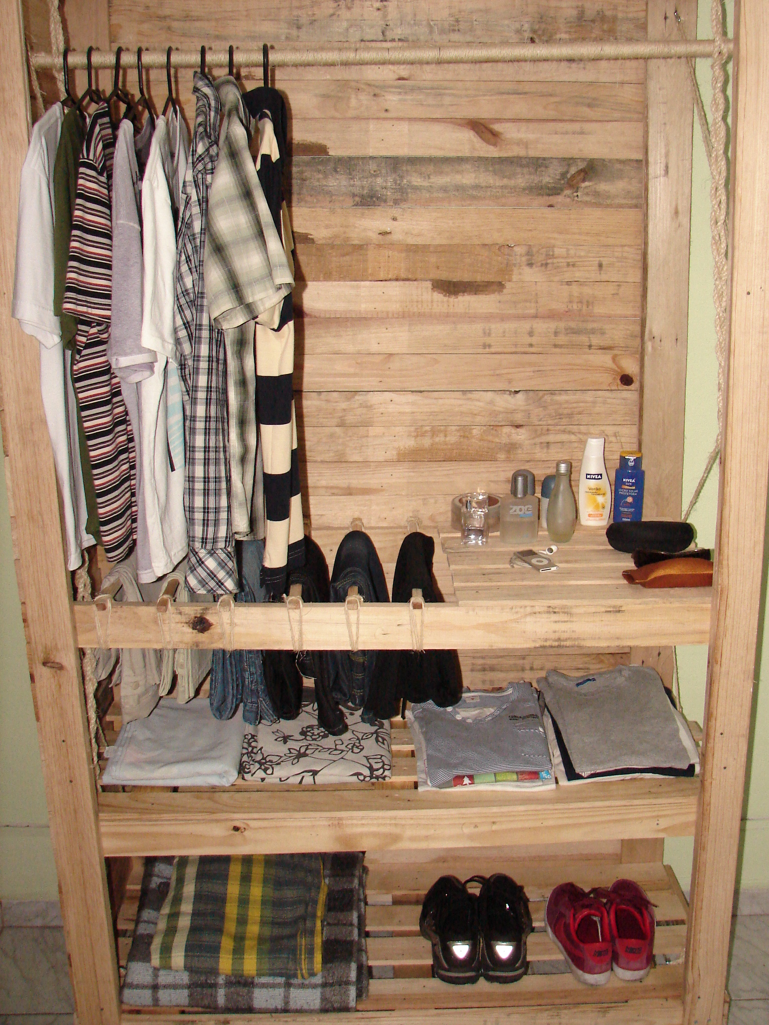 шкаф из поддонов для одежды своими руками