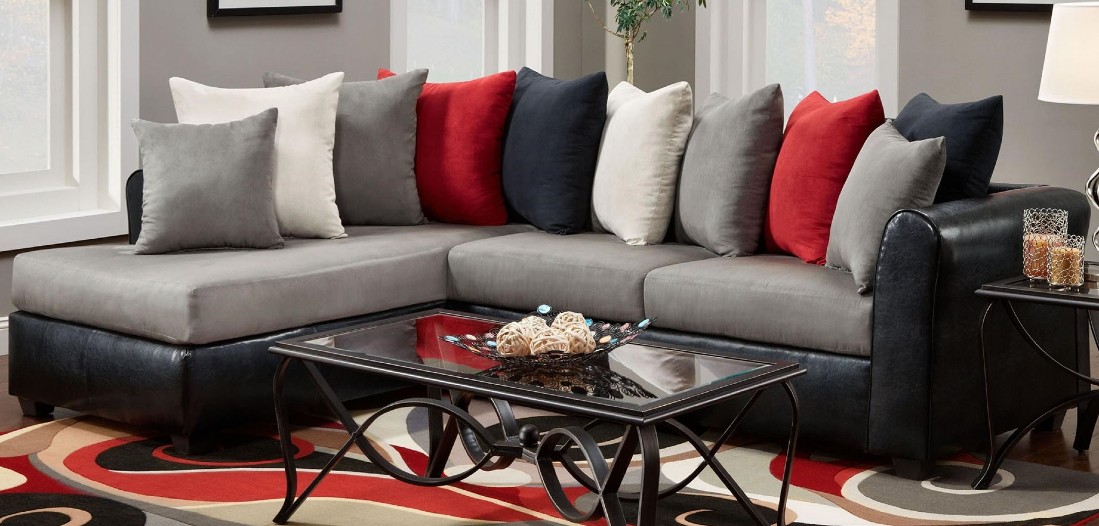 Серый диван с красными подушками