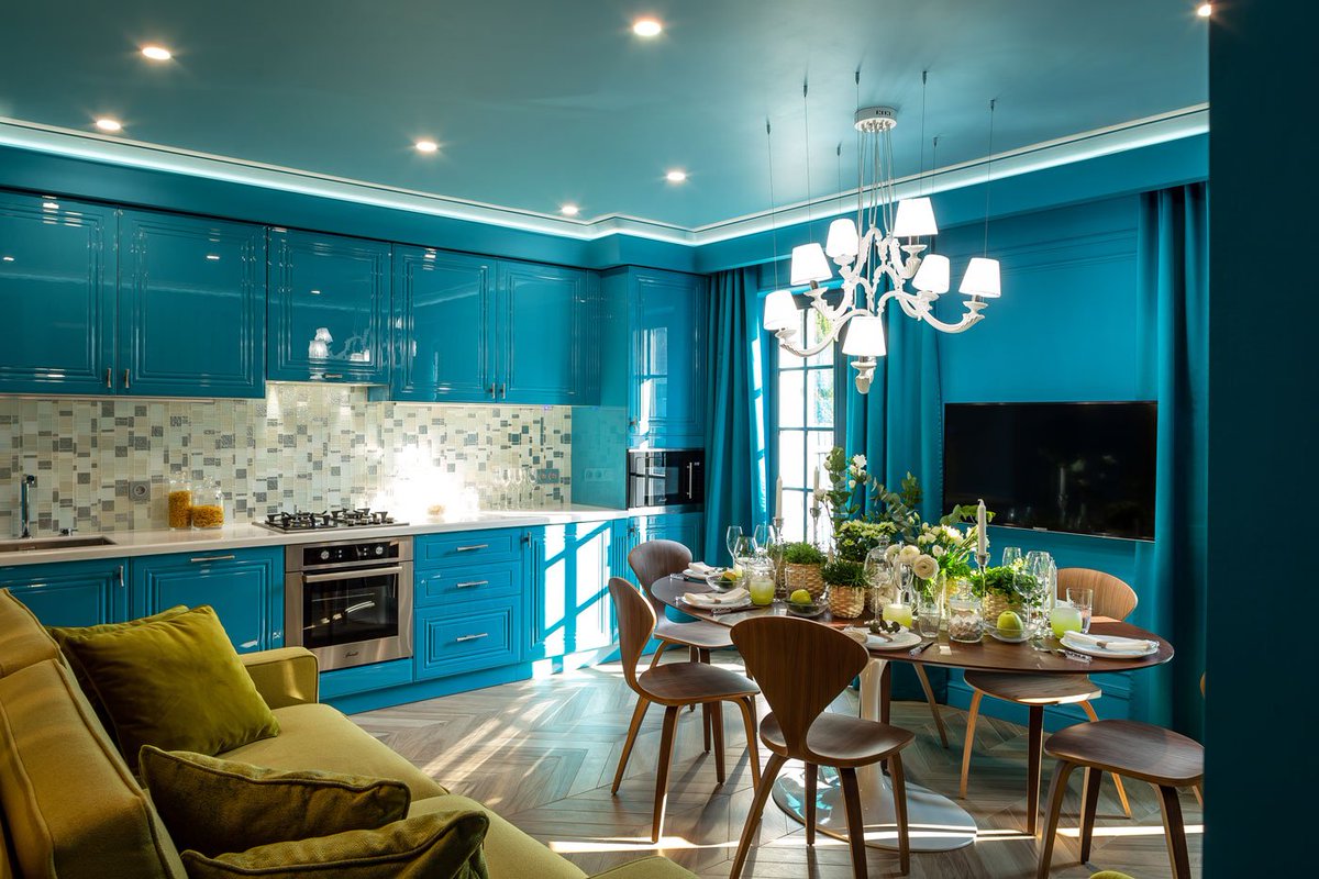 Голубой потолок на кухне