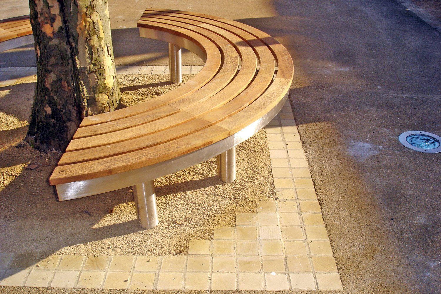 Круглая деревянная скамейка