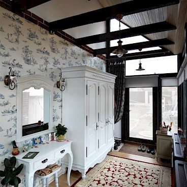 Балки на потолке-незаменимый атрибут деревенского стиля