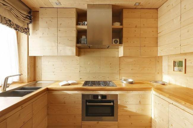 Кухня из вагонки в деревянном доме