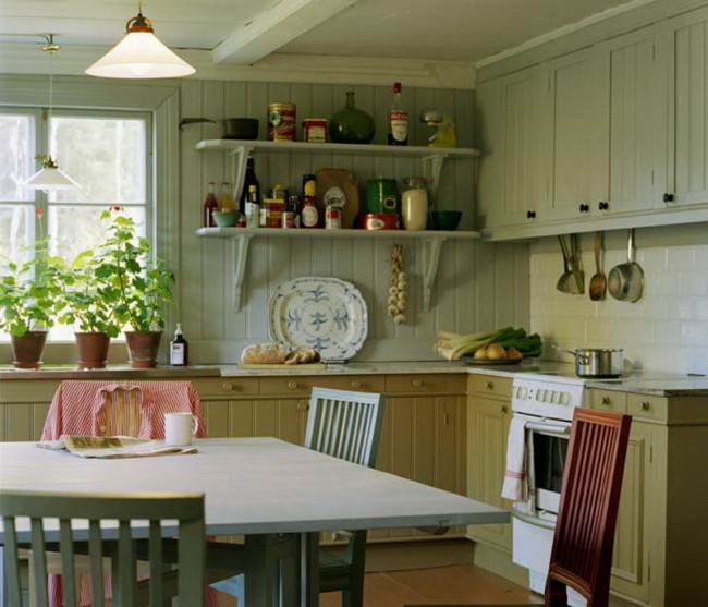 Кантри-стиль на кухне в деревянном доме