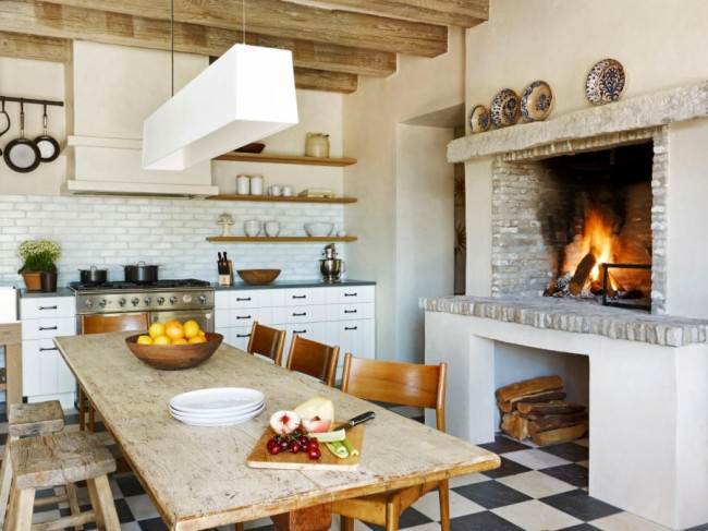 Кухня в деревянном доме с камином