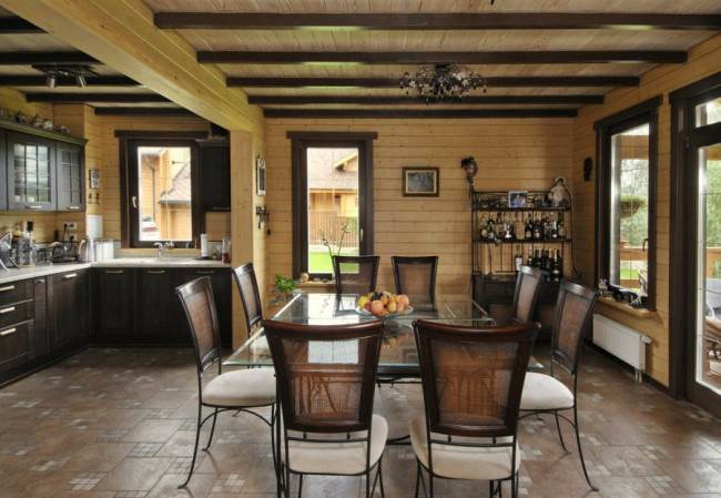 Просторная гостиная с кухней в деревянном доме