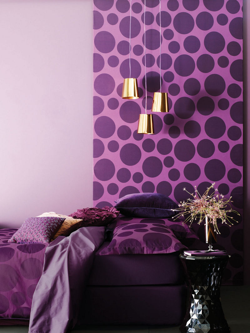 Фиолетово-розовые акценты в интерьере спальни