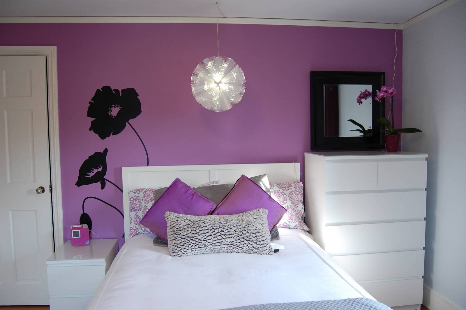 Фиолетовая стена и подушки в спальне