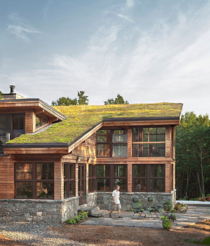 "Зеленая" крыша дома с мансардой
