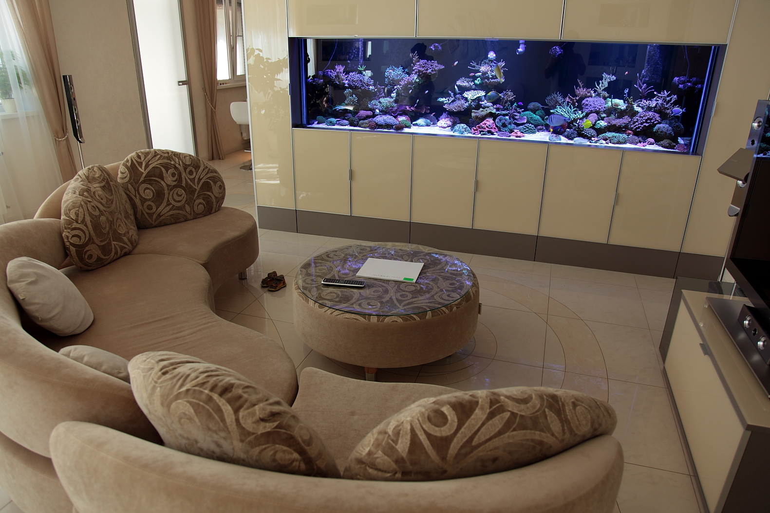 стенки под телевизор и аквариум