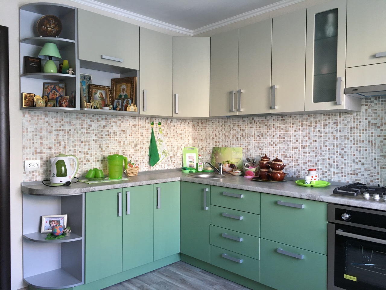Кухонный гарнитур зеленый с белым фото дизайн