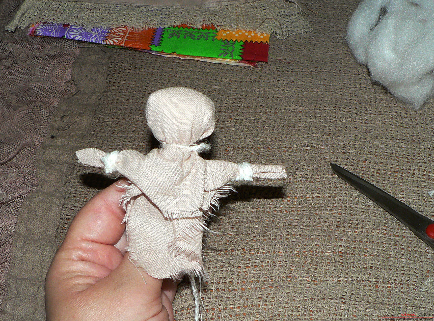 Изготовление куклы детьми. Кукла из тряпок. Мастер-класс по изготовлению кукол. Куклы из ткани. Куклы своими руками из ткани.