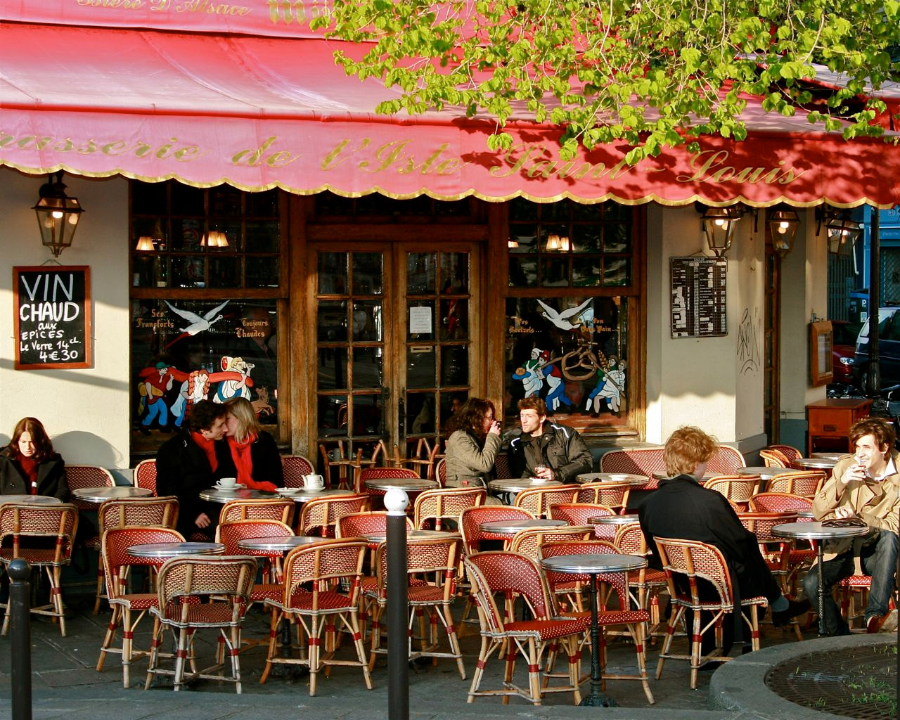 The nappe bistro. Уличное кафе. Французское кафе. Французское летнее кафе. Летнее кафе в Париже.