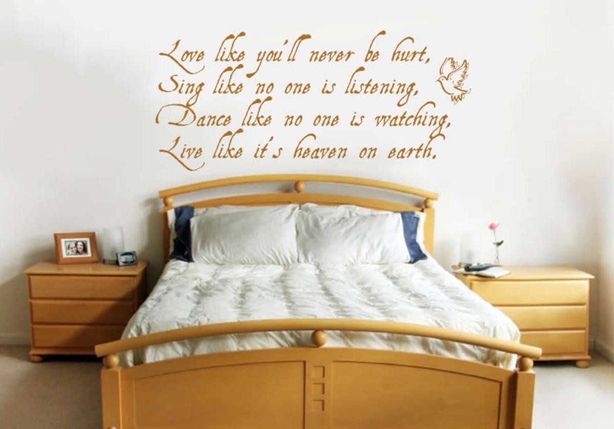 Кровать перевести на английский. Надпись спальня. Надпись на стене в спальне. Надпись над кроватью. Надпись над кроватью в спальне.
