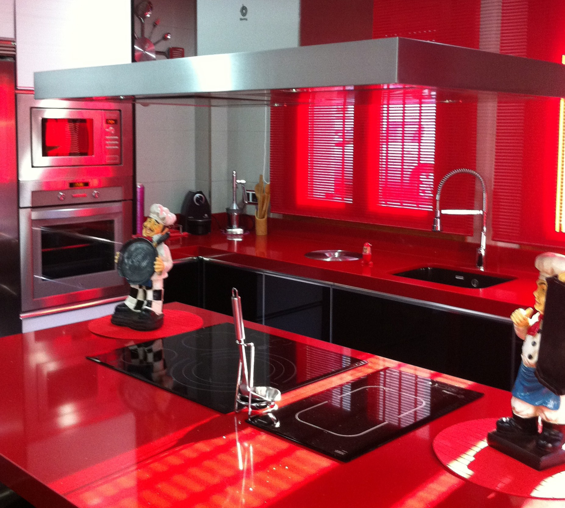 Кухня в красно черном цвете дизайн фото