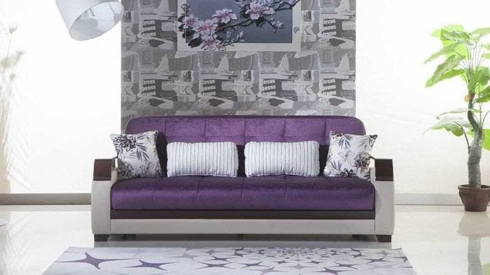 темный фиолетовый диван в декоре гостиной