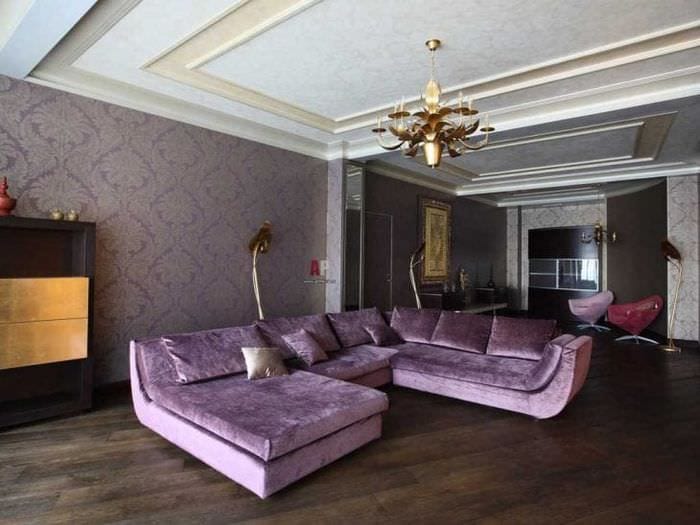 светлый фиолетовый диван в интерьере дома