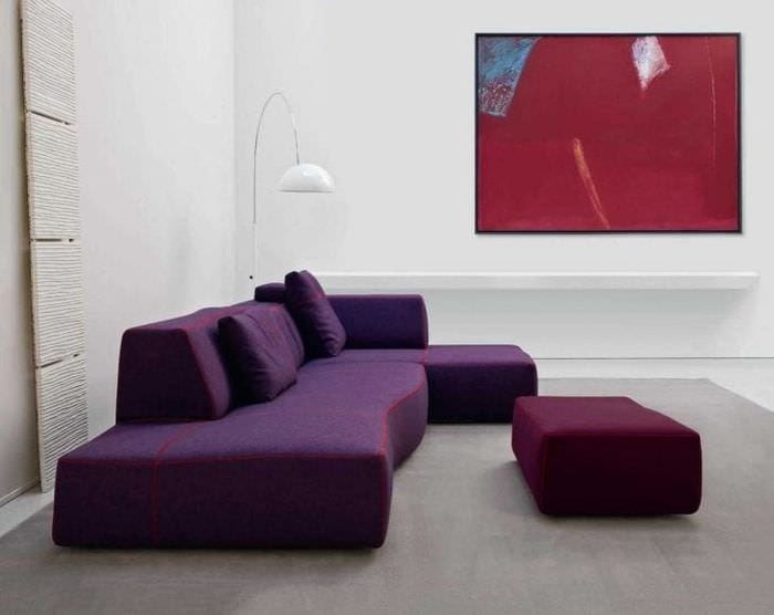 светлый фиолетовый диван в декоре гостиной