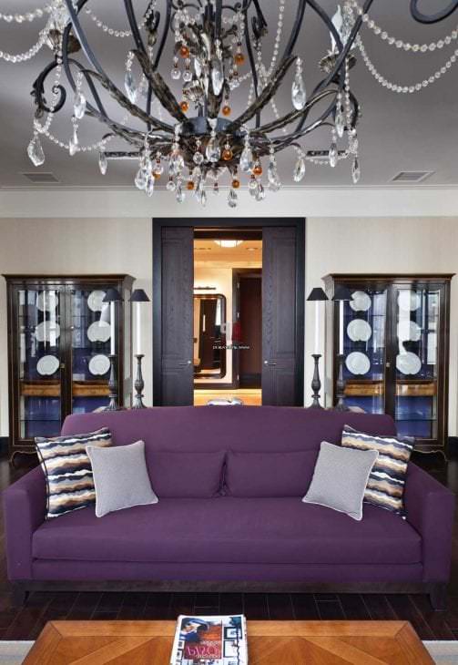 светлый фиолетовый диван в дизайне прихожей