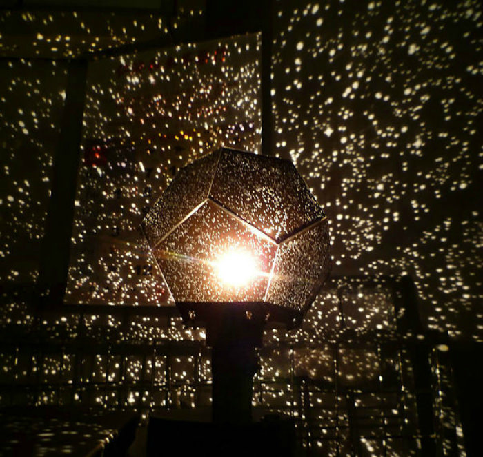 Имитация звездного неба в комнате с помощью ночного светильника