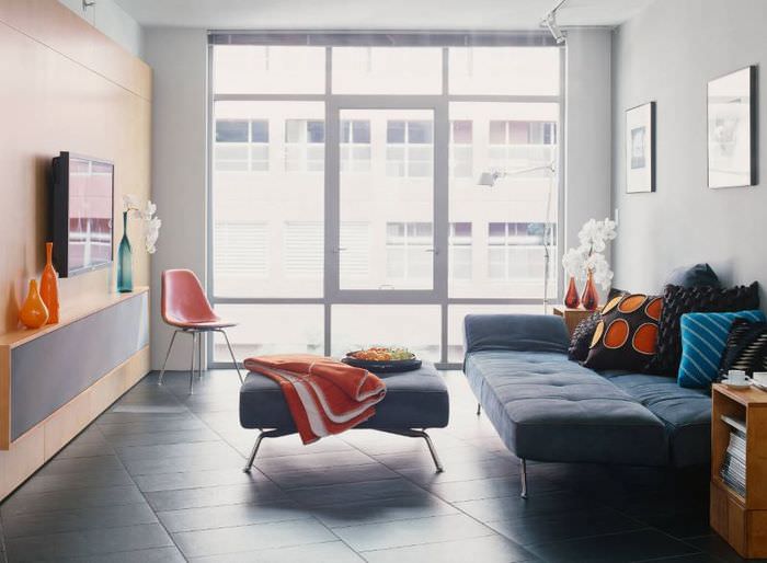 Панорамные окна в гостиной с раскладным диваном