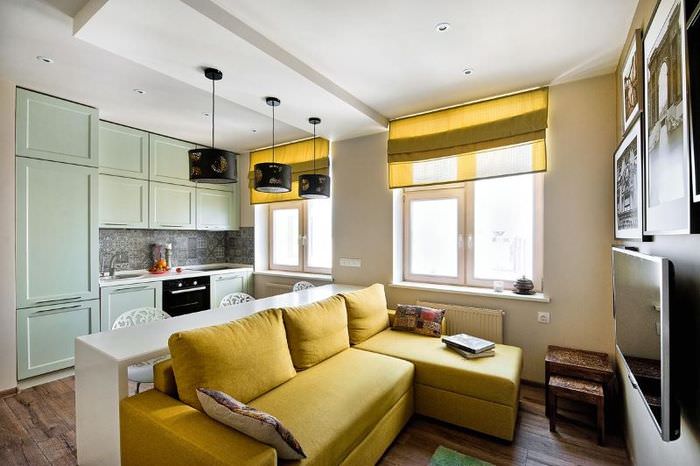 Желтый диван в дизайне однокомнатной квартиры